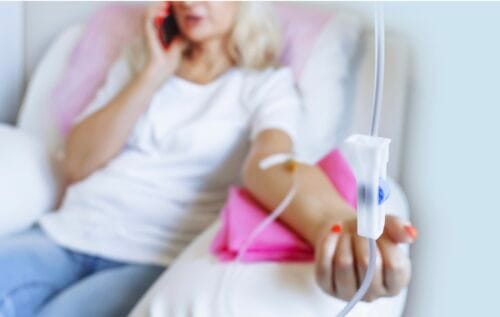 AuraDent estetik kliniğimizde damar yolundan Glutatyon takviyesi veriliyor.