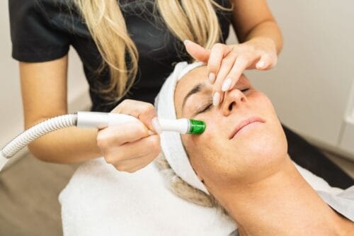 Resim, AuraDent Estetik Klinik, Lefkoşa, Kıbrıs'ta kadının yüzünü Temizlemek / Nemlendirmek / Peeling Yapmak için Hydrafacial Yüz Uygulamasını göstermektedir