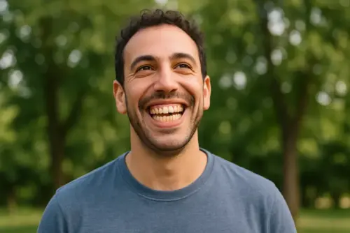 Auradent, Kıbrıs'ta Gummy Smile için gingivoplasti ve/veya botoks tedavisi. Adam gülümserken diş etleri görünüyor.